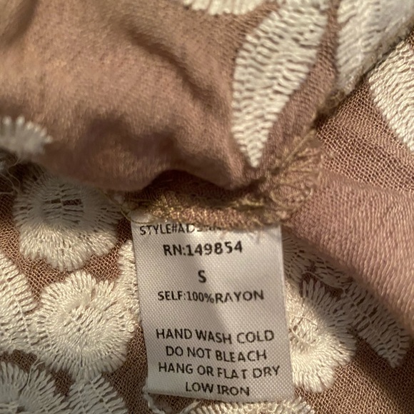 NWT Sadie & Sage top with embroidered flowers - Picture 10 of 10